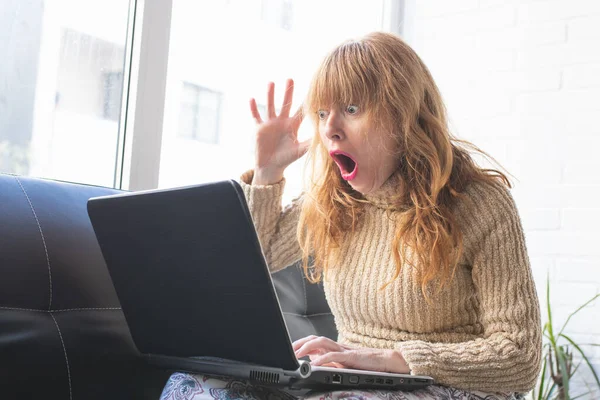 Vrouw Met Laptop Thuis Met Uitdrukking Van Verbazing Verrassing — Stockfoto