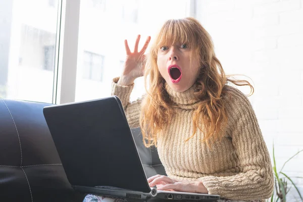 Mulher Adulta Com Laptop Expressão Surpresa Espanto — Fotografia de Stock
