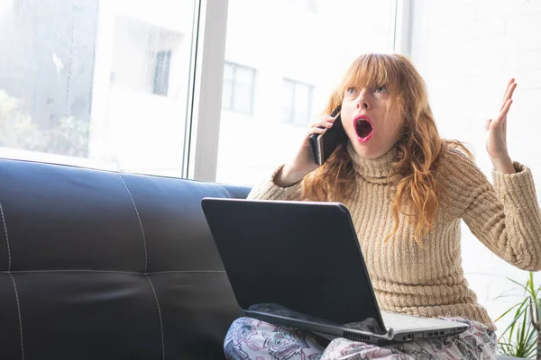 Mulher Adulta Idosa Com Telefone Celular Computador Casa Sofá — Fotografia de Stock