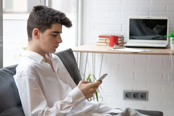 Adolescent Étudiant Avec Téléphone Portable Maison Sur Canapé — Photo