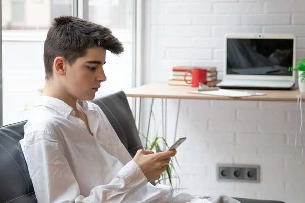 Teenager Oder Männlicher Student Mit Handy Hause Auf Der Couch — Stockfoto