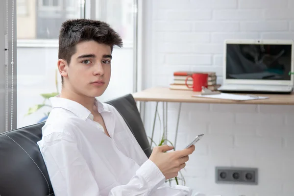 Adolescente Estudiante Masculino Con Teléfono Móvil Casa Sofá — Foto de Stock