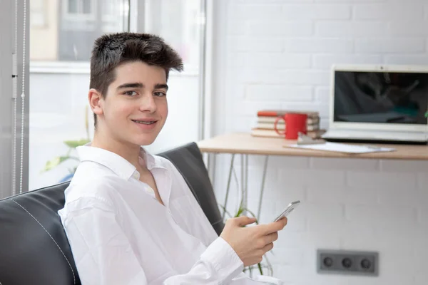 Adolescente Estudiante Masculino Con Teléfono Móvil Casa Sofá — Foto de Stock