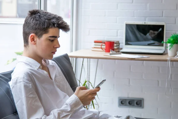 Adolescente Estudiante Masculino Con Teléfono Móvil Casa Sofá — Foto de Stock