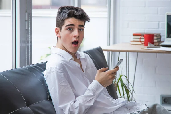 Tiener Student Met Mobiele Telefoon Thuis Uitdrukking Van Verbazing Verrassing — Stockfoto