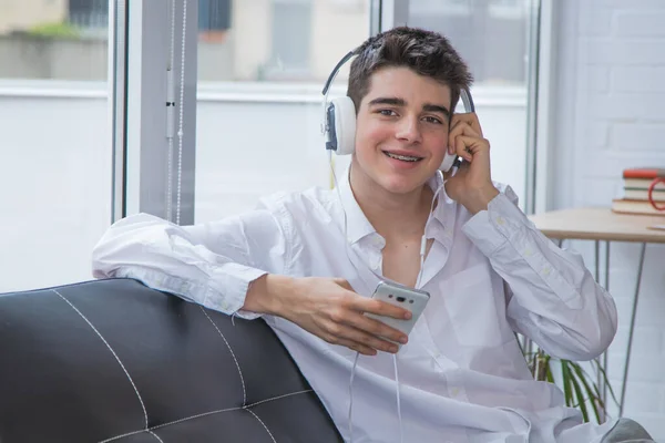 Έφηβος Νεαρός Φοιτητής Κινητό Τηλέφωνο Και Ακουστικά Στο Σπίτι Διαμέρισμα — Φωτογραφία Αρχείου