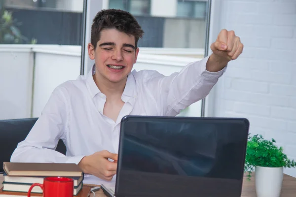 Männliche Teenager Student Schreibtisch Mit Computer Und Bücher Studieren — Stockfoto