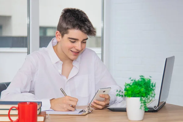 Joven Estudiante Adolescente Casa Escritorio Universidad Con Libros Computadora — Foto de Stock