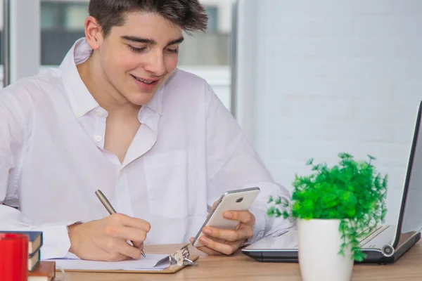 Joven Estudiante Adolescente Casa Escritorio Universidad Con Libros Computadora — Foto de Stock