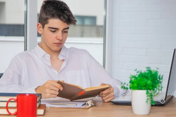 Joven Estudiante Adolescente Casa Escritorio Universidad Con Libros Computadora — Foto de Stock