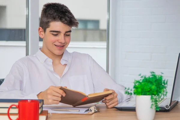Ung Student Tonåring Hemma Eller College Skrivbord Med Böcker Och — Stockfoto