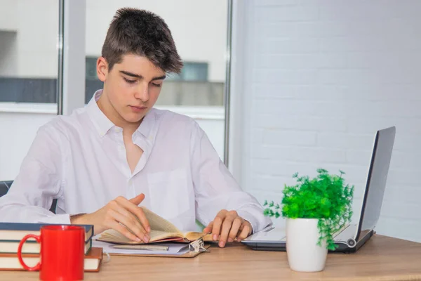 Joven Estudiante Adolescente Casa Escritorio Universidad Con Libros Computadora — Foto de Stock