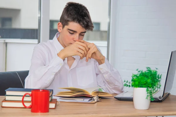 Ung Tonåring Pojke Studerar Vid Skrivbordet Med Böcker Och Dator — Stockfoto