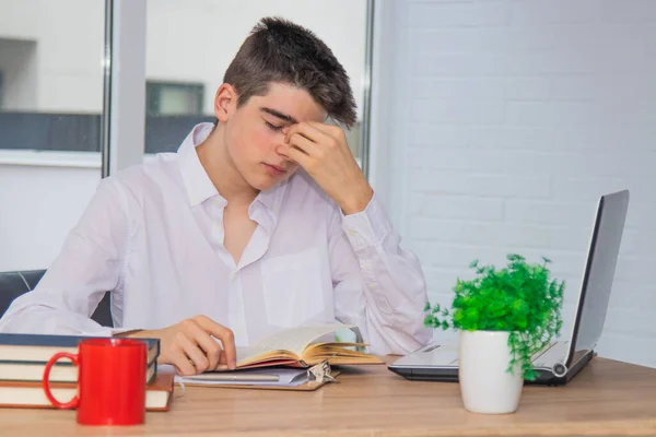 Tonårsstudent Vid Skrivbordet Med Trött Eller Huvudvärk Uttryck — Stockfoto