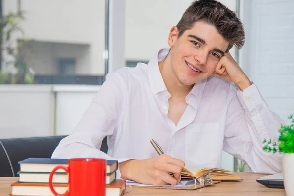 Tonårsstudent Vid Skrivbordet Med Böcker Som Studerar — Stockfoto