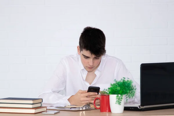 Tonårsstudent Med Mobiltelefon Vid Skrivbordet — Stockfoto