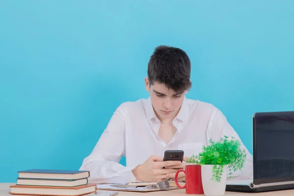 Tonårsstudent Sitter Vid Skrivbordet Med Mobiltelefon — Stockfoto