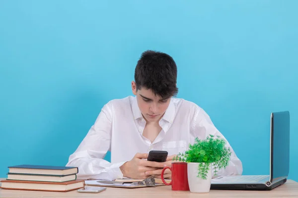 Tonårsstudent Sitter Vid Skrivbordet Med Mobiltelefon — Stockfoto
