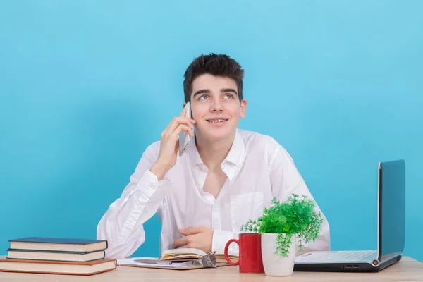 Tonårsstudent Vid Skrivbordet Med Mobiltelefon Och Färgad Bakgrund — Stockfoto