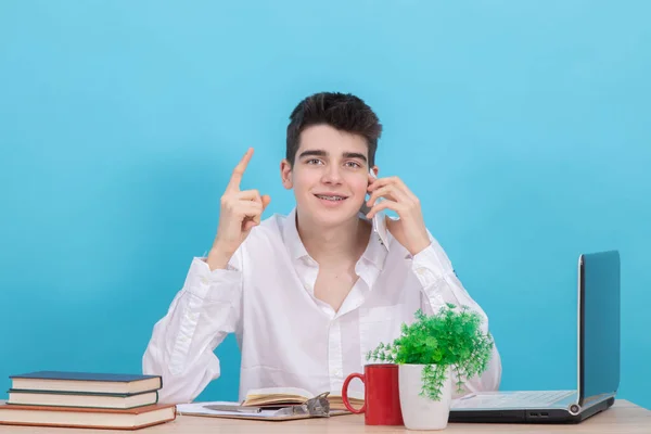 Tonårsstudent Vid Skrivbordet Med Mobiltelefon Och Färgad Bakgrund — Stockfoto