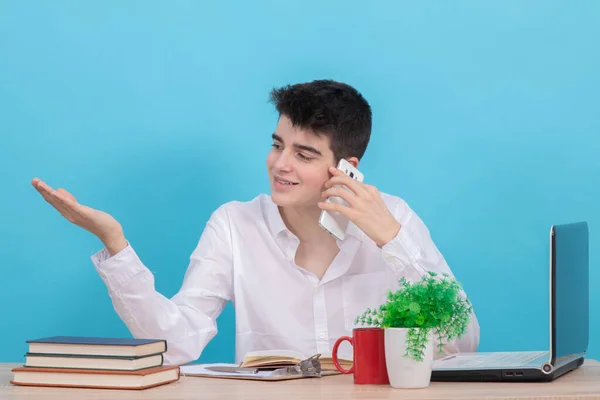 Подросток Столом Мобильным Телефоном Цветным Фоном — стоковое фото