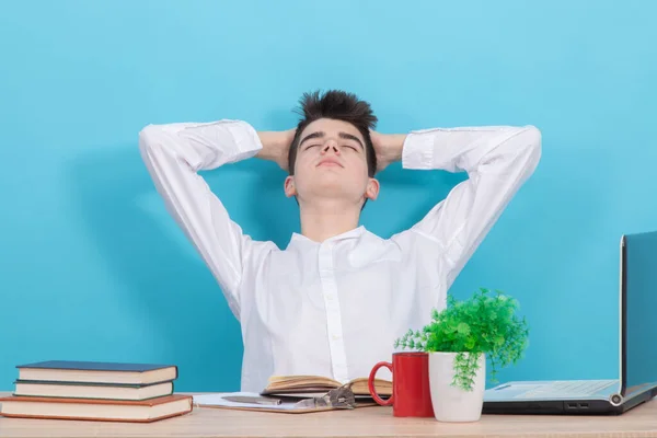 Student Met Ontspanning Uitdrukking Zitten Aan Balie — Stockfoto