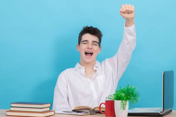 Studente Urla Celebra Successo Seduto Alla Scrivania — Foto Stock