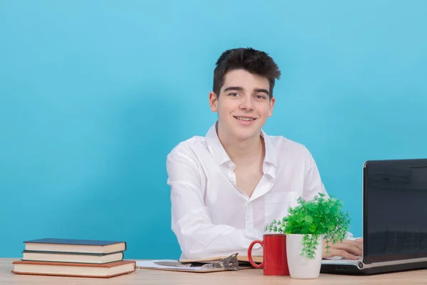 Estudiante Adolescente Escritorio Con Computadora Fondo Color — Foto de Stock