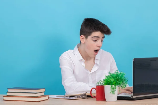 Ung Student Vid Skrivbordet Med Dator Och Böcker Och Uttryck — Stockfoto