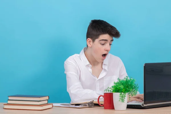 Jonge Student Aan Balie Met Computer Boeken Uitdrukking Van Verbazing — Stockfoto