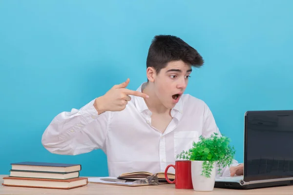 Joven Estudiante Escritorio Con Computadora Libros Expresión Sorpresa Admiración —  Fotos de Stock