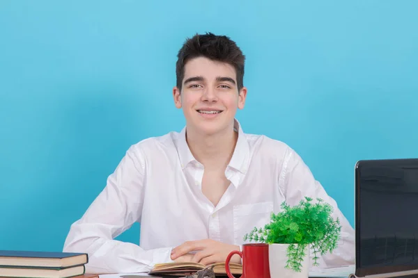 Retrato Joven Adolescente Estudiante Aislado Sobre Fondo Color — Foto de Stock