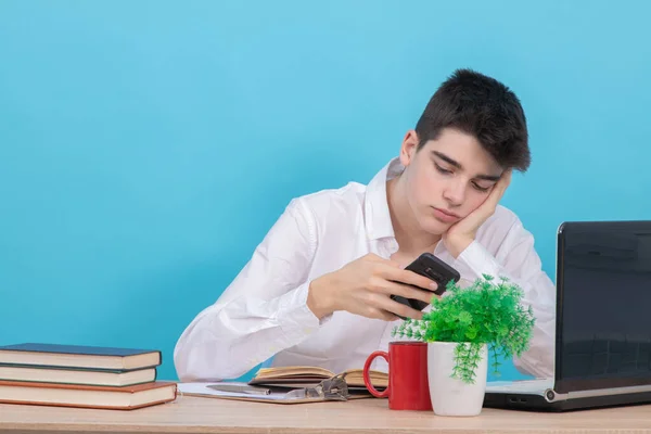 Student Aan Het Bureau Geïsoleerd Kleur Achtergrond Aan Tafel Met — Stockfoto