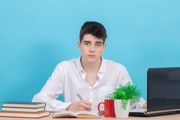 Mannelijke Tiener Student Aan Het Bureau Gekleurde Achtergrond — Stockfoto