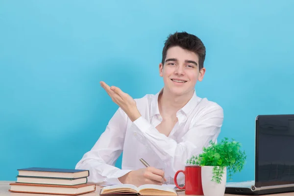 Estudiante Adolescente Escritorio Con Libros Portátil Fondo Color —  Fotos de Stock