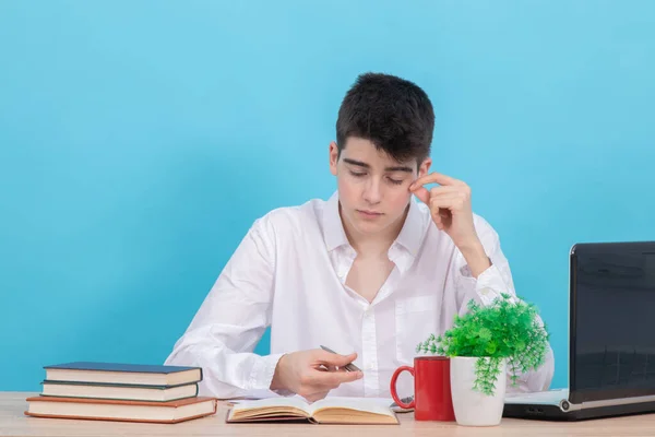 Tonårsstudent Vid Skrivbordet Med Böcker Och Bärbar Dator Färg Bakgrund — Stockfoto