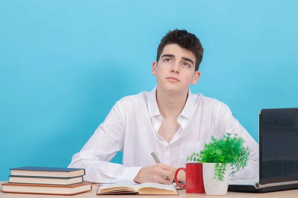 Estudiante Adolescente Escritorio Con Libros Portátil Fondo Color — Foto de Stock