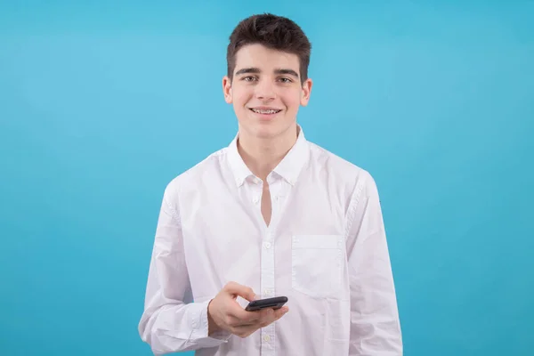 Adolescente Sexo Masculino Com Telefone Celular Isolado Fundo Cor — Fotografia de Stock