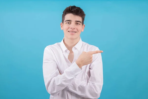 Retrato Adolescente Estudiante Masculino Aislado Sobre Fondo Color — Foto de Stock