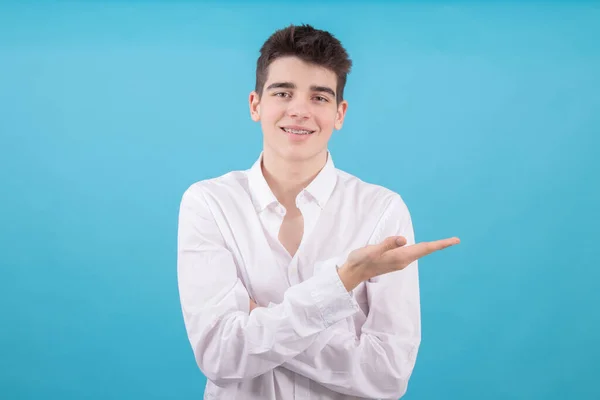 Retrato Adolescente Estudiante Masculino Aislado Sobre Fondo Color — Foto de Stock