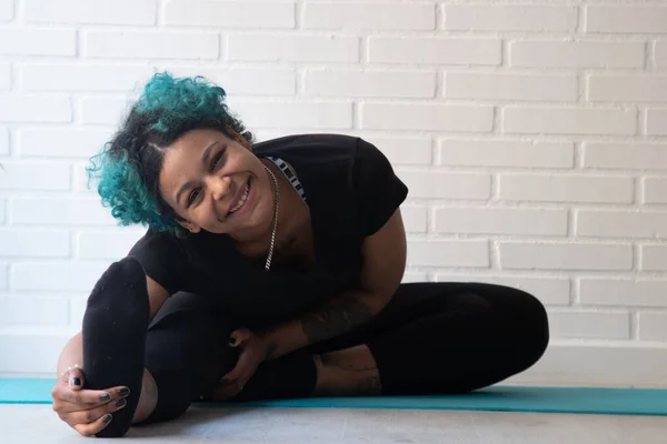 Young Woman Wearing Sportswear Doing Gymnastics Home Gym — Stock Photo, Image