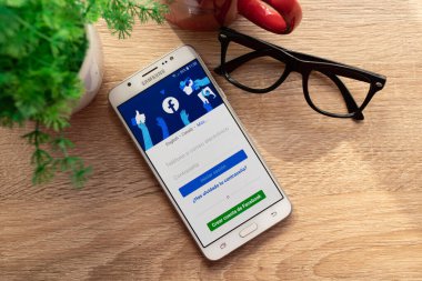 Galiçya, İspanya - 18 Mart 2020: Facebook sosyal ağ uygulamalı cep telefonunun üst görünümü