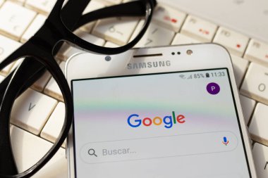 Galiçya, İspanya - 18 Mart 2020: Üst görüşlü cep telefonu ekranı ve Google arama motoru