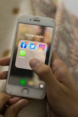 Galiçya, İspanya - 28 Eylül 2019: cep telefonu ve Whatsapp uygulamalarıyla el ele, instagram, facebook ve twitter