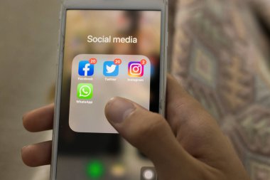 Galiçya, İspanya - 28 Eylül 2019: cep telefonu ve Whatsapp uygulamalarıyla el ele, instagram, facebook ve twitter