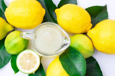 Limon ve limonata. Beyaz arka planda izole edilmiş limon yaprakları.