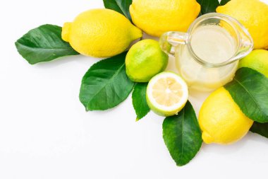Limon ve limonata. Beyaz arka planda izole edilmiş limon yaprakları.