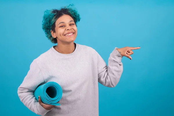 Niña Mujer Joven Con Colchoneta Gimnasia Aislada Fondo Color — Foto de Stock