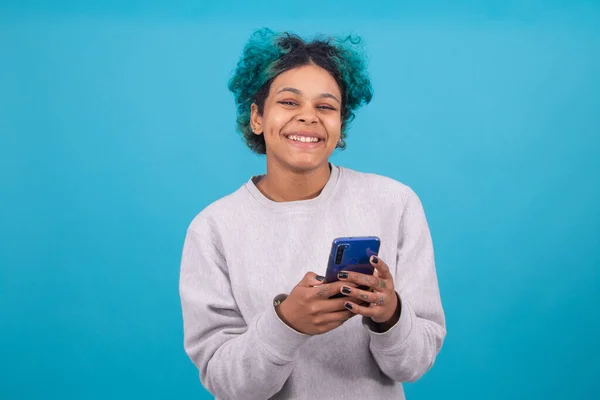 Mulher Menina Com Telefone Celular Sportswear Isolado Fundo Cor — Fotografia de Stock