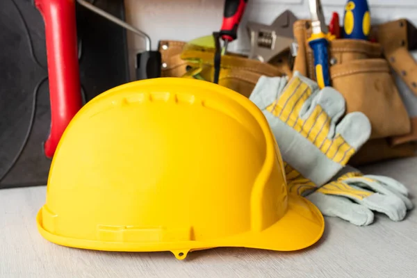 Bauarbeiterhelm Mit Werkzeug — Stockfoto